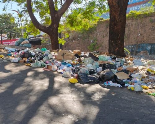 Moradores do bairro Monte Castelo denunciam abandono da coleta de lixo e acúmulo de resíduos