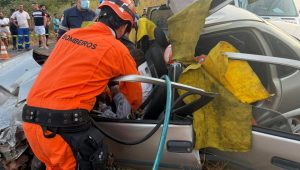 Motorista fica preso às ferragens após batida entre carros na região da Ponta da Espera, em São Luís
