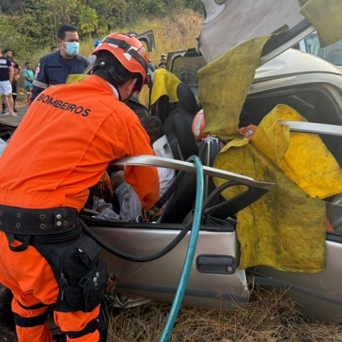 Motorista fica preso às ferragens após batida entre carros na região da Ponta da Espera, em São Luís