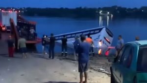 Ônibus cai no Rio Tocantins ao tentar acessar balsa que faz travessia entre TO e MA