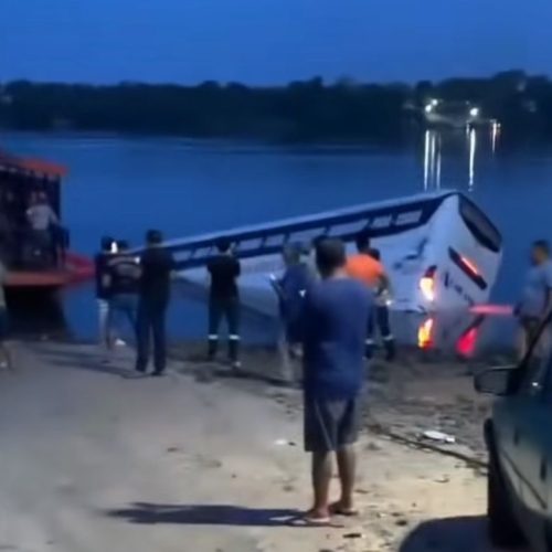 Ônibus cai no Rio Tocantins ao tentar acessar balsa que faz travessia entre TO e MA