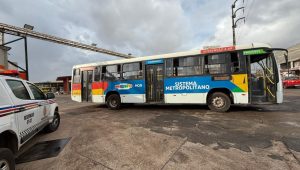 Ônibus da 1001 são recolhidos pela Justiça por falta de pagamento do aluguel