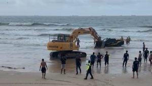 Viatura da SMTT fica atolada e é coberta pelo mar na Praia do Olho D’Água