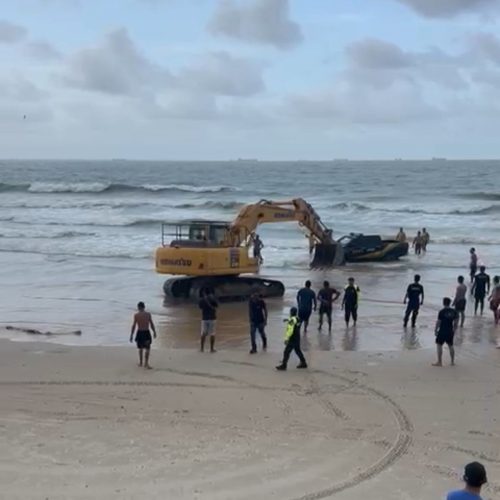 Viatura da SMTT fica atolada e é coberta pelo mar na Praia do Olho D’Água