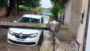 Fortes chuvas derrubam postes e causam transtornos na Vila Kiola, em São José de Ribamar