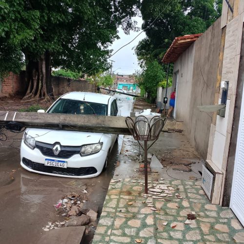 Fortes chuvas derrubam postes e causam transtornos na Vila Kiola, em São José de Ribamar