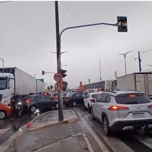 Sinais de trânsito na Forquilha amanhecem inoperantes após fortes chuvas