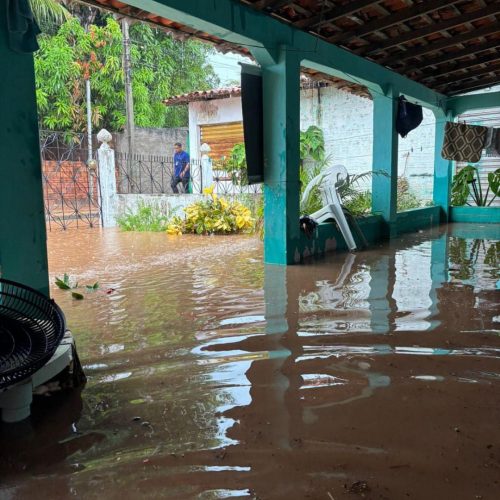 Alagamento atinge o bairro Vila Nova República após chuva forte e moradores apontam obra de drenagem inacabada