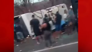 Micro-ônibus tomba e deixa uma mulher morta na BR-316, em Caxias