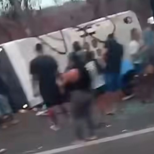 Micro-ônibus tomba e deixa uma mulher morta na BR-316, em Caxias