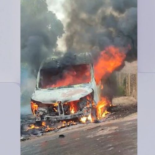 Vídeo: ambulância de Coelho Neto pega fogo após retornar de Caxias