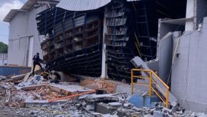 Muro e prateleiras desabam e deixam homem ferido em depósito na Vila Itamar