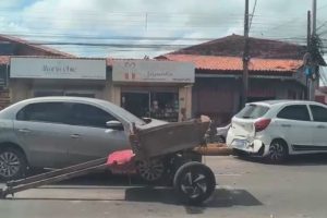 Acidente envolvendo carroça e dois veículos deixa duas pessoas feridas, no São Raimundo