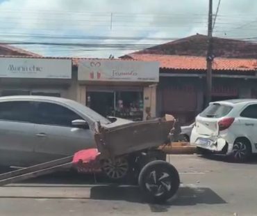 Acidente envolvendo carroça e dois veículos deixa duas pessoas feridas, no São Raimundo