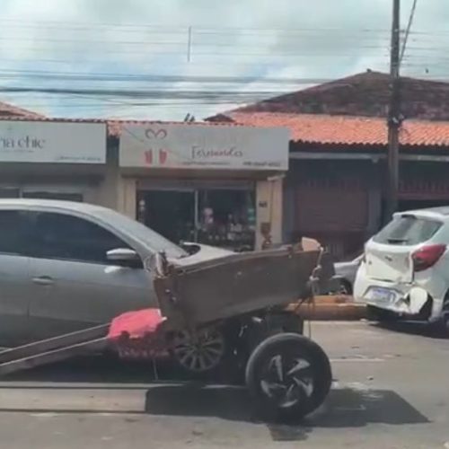 Acidente envolvendo carroça e dois veículos deixa duas pessoas feridas, no São Raimundo