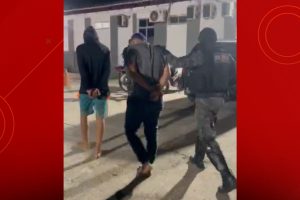 Policial de folga impede assalto e dois homens são presos em loja de motocicletas no Anil