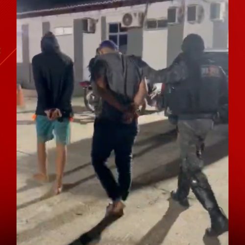 Policial de folga impede assalto e dois homens são presos em loja de motocicletas no Anil