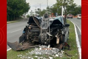 Carro bate e derruba poste em grave acidente no Ipase