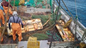 Parte da embarcação de pescadores maranhenses desaparecidos é encontrada em Maricá