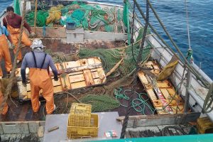 Parte da embarcação de pescadores maranhenses desaparecidos é encontrada em Maricá