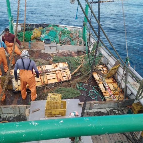 Parte da embarcação de pescadores maranhenses desaparecidos é encontrada em Maricá