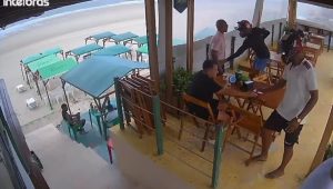 Vídeo: clientes são assaltados em barraca na praia de São Marcos, em São Luís