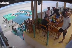 Vídeo: clientes são assaltados em barraca na praia de São Marcos, em São Luís
