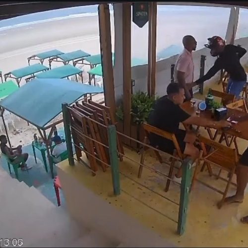 Vídeo: clientes são assaltados em barraca na praia de São Marcos, em São Luís