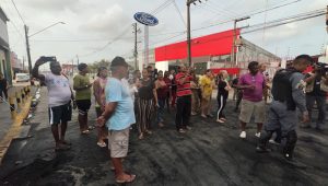 Feirantes protestam após Mercado Central amanhecer fechado e criticam condições de novo espaço