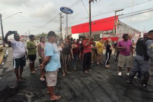 Feirantes protestam após Mercado Central amanhecer fechado e criticam condições de novo espaço