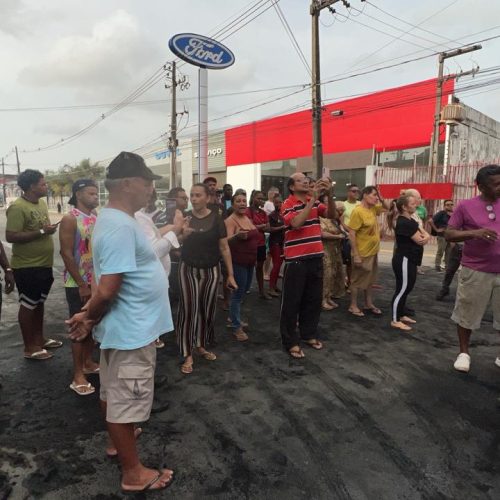 Feirantes protestam após Mercado Central amanhecer fechado e criticam condições de novo espaço