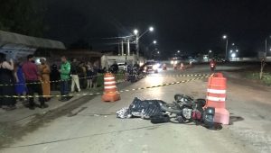 Motociclista derrapa, cai na pista e morre esmagado por ônibus no São Cristóvão