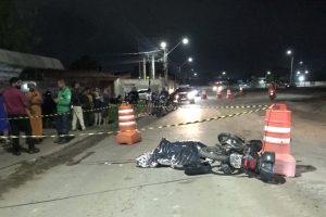 Motociclista derrapa, cai na pista e morre esmagado por ônibus no São Cristóvão