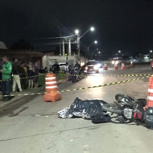 Motociclista derrapa, cai na pista e morre esmagado por ônibus no São Cristóvão