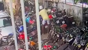 Vídeo: homem vai registrar ocorrência e acaba preso por furtar retrovisores de motos no pátio da delegacia