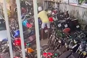 Vídeo: homem vai registrar ocorrência e acaba preso por furtar retrovisores de motos no pátio da delegacia