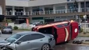 Batida entre viatura do Corpo de Bombeiros e carro deixa motoristas feridos e trânsito lento na Estrada do Araçagi