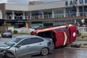 Batida entre viatura do Corpo de Bombeiros e carro deixa motoristas feridos e trânsito lento na Estrada do Araçagi