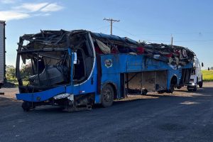 Seis pessoas morrem e mais de 30 ficam feridas em acidente com ônibus que saiu do Maranhão para Santa Catarina