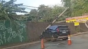 Carro atinge e derruba poste na Avenida João Pessoa, no bairro Anil