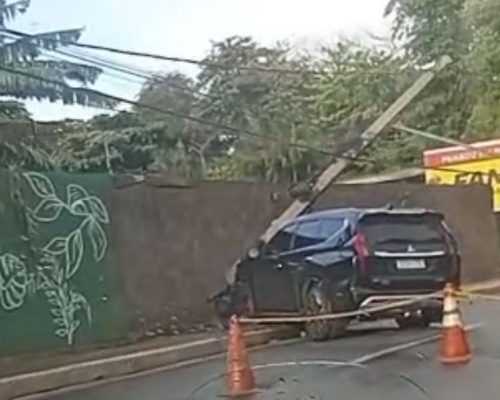 Carro atinge e derruba poste na Avenida João Pessoa, no bairro Anil