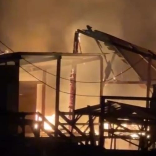Incêndio destrói restaurante na praia do Araçagy durante a madrugada