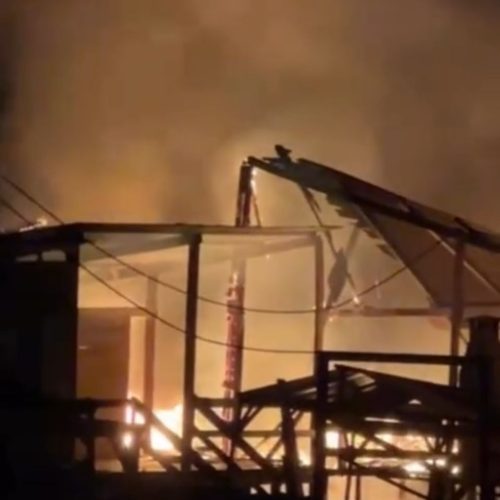 Incêndio destrói restaurante na praia do Araçagy durante a madrugada