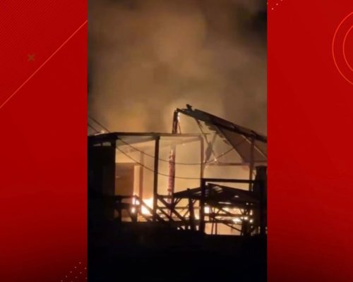 Incêndio destrói restaurante na praia do Araçagy durante a madrugada