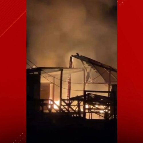 Incêndio destrói restaurante na praia do Araçagy durante a madrugada