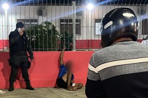 Homem é agredido por moradores após tentativa de assalto na Forquilha