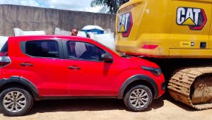 Vaga exclusiva: motorista é preso após colocar carro debaixo de escavadeira em obra no São Cristóvão