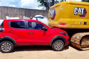 Vaga exclusiva: motorista é preso após colocar carro debaixo de escavadeira em obra no São Cristóvão