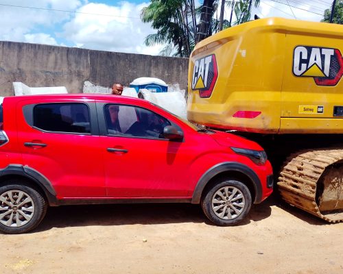 Vaga exclusiva: motorista é preso após colocar carro debaixo de escavadeira em obra no São Cristóvão