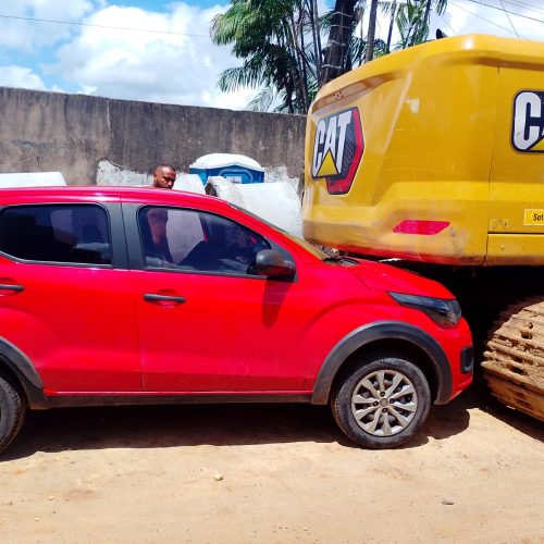 Vaga exclusiva: motorista é preso após colocar carro debaixo de escavadeira em obra no São Cristóvão